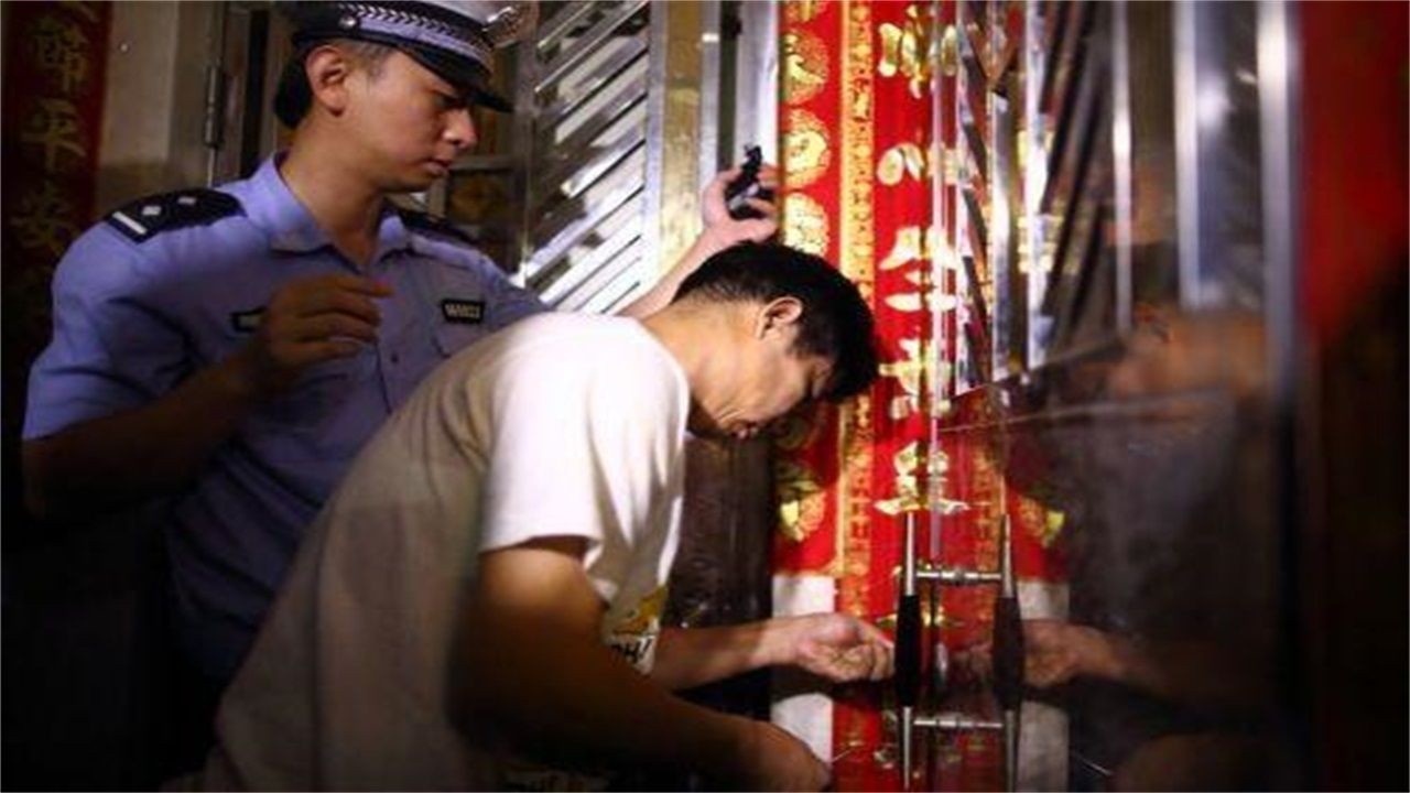 保定请开锁师傅开了锁后，师傅